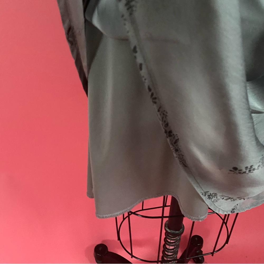 Guess Gray V-Neck Midi Dress with Subtle Floral Pattern - Picture 8 of 14